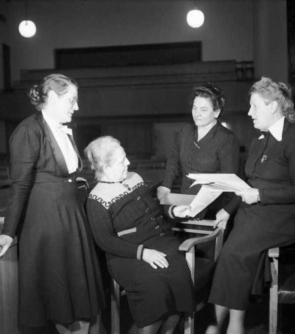 Die Mütter des Grundgesetzes 1949 (v.l.n.r.): Helene Wessel, Helene Weber, Frieda Nadig und Elisabeth Selbert, 